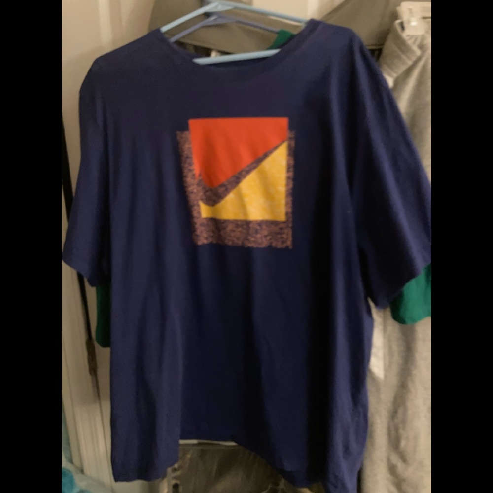 Mens gently worn 3XL Nike Short sleeved tee shirt. Great for big and tall. Nice!